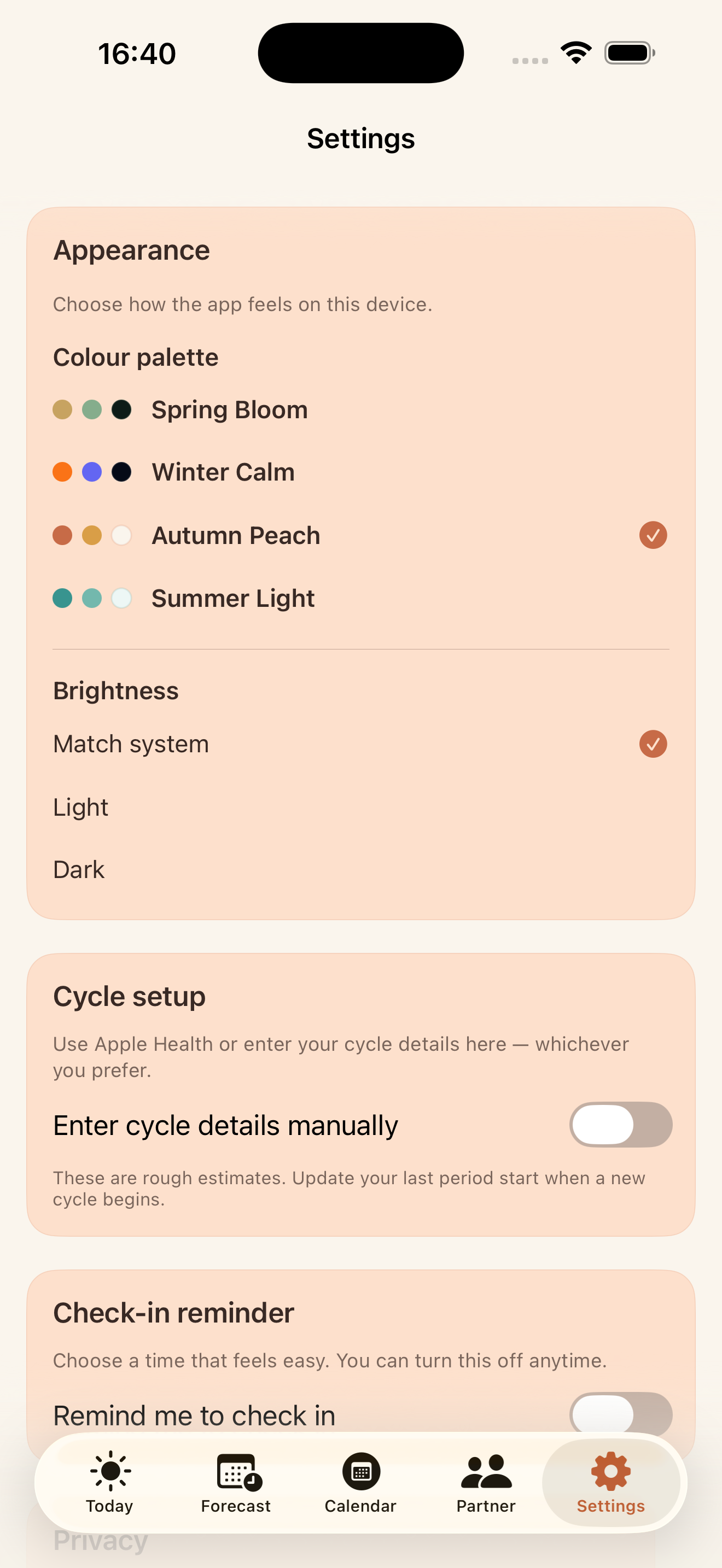 Settings screen with appearance themes, cycle setup, reminders, and privacy controls